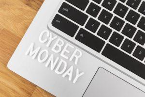 Cyber monday écrit sur un ordinateur portable